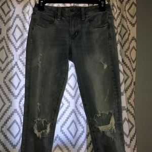 Lightwash american eagle jeans with rips